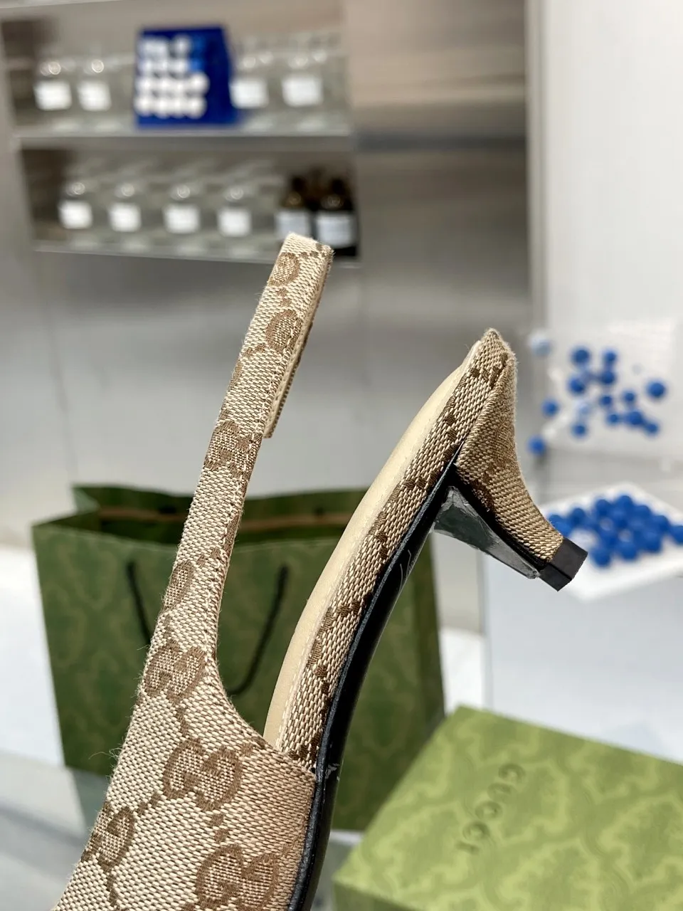 👟👟Ex-factory price 440👟👟 (genuine leather sole +40) Gucci Signoria pumps are named after the central square of Florence, recreating the classic and elegant style of the birthplace of the brand. Combining shiny patent leather with a pointed toe, these shoes are embellished with Gucci's signature chain, adding a stylish edge to your new season wardrobe. Upper: Made of first-layer imported patent cowhide/sheepskin lining. Outsole: rubber non-slip outsole/genuine leather outsole. Size: 35-42 (34/41 42 customized, non-refundable)